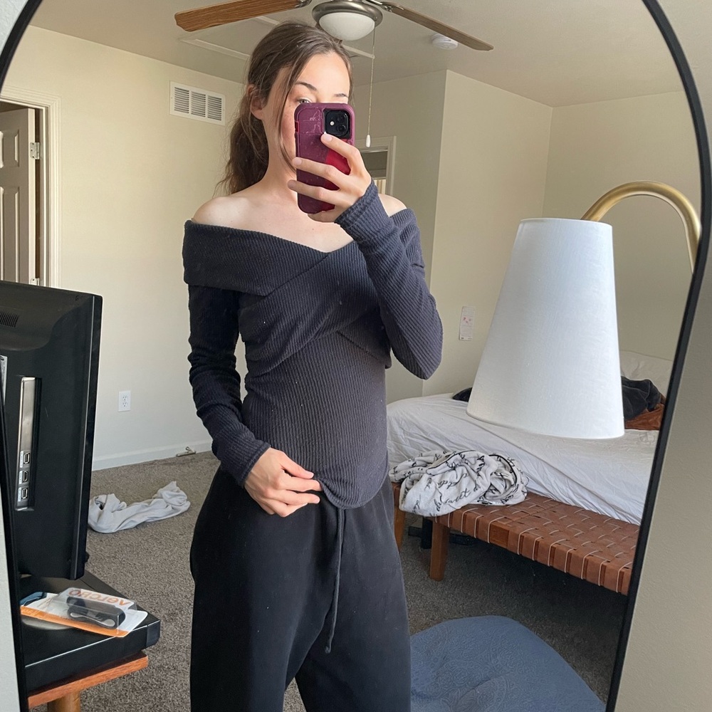 Free people
Off shoulder sweater